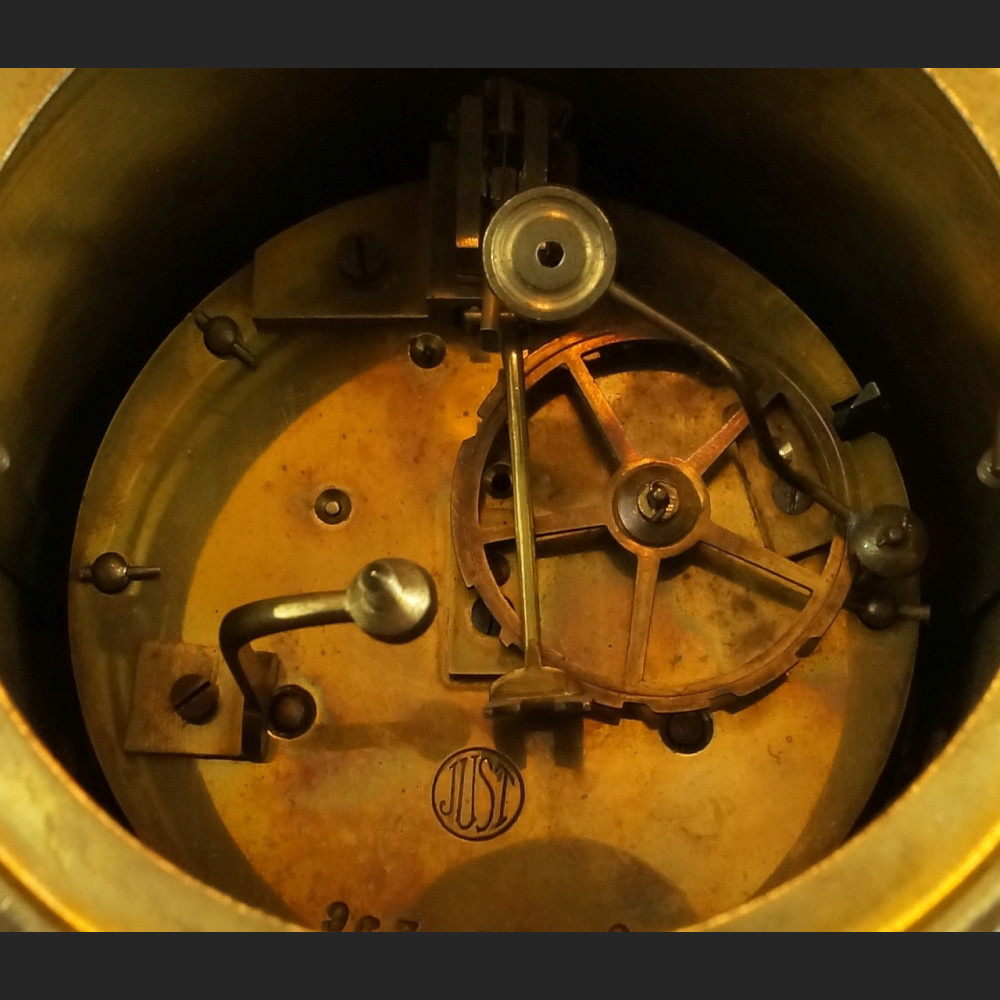 Zegar kominkowy francuski z różowego marmuru z przystawkami Zegar kominkowy francuski z różowego marmuru z przystawkami