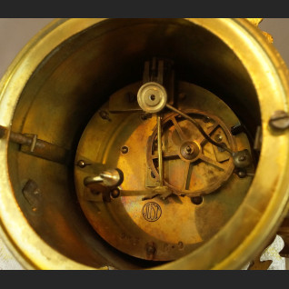 Zegar kominkowy francuski z różowego marmuru z przystawkami Zegar kominkowy francuski z różowego marmuru z przystawkami