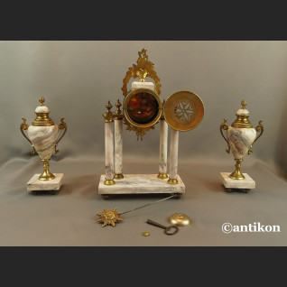 Zegar kominkowy francuski z różowego marmuru z przystawkami Zegar kominkowy francuski z różowego marmuru z przystawkami