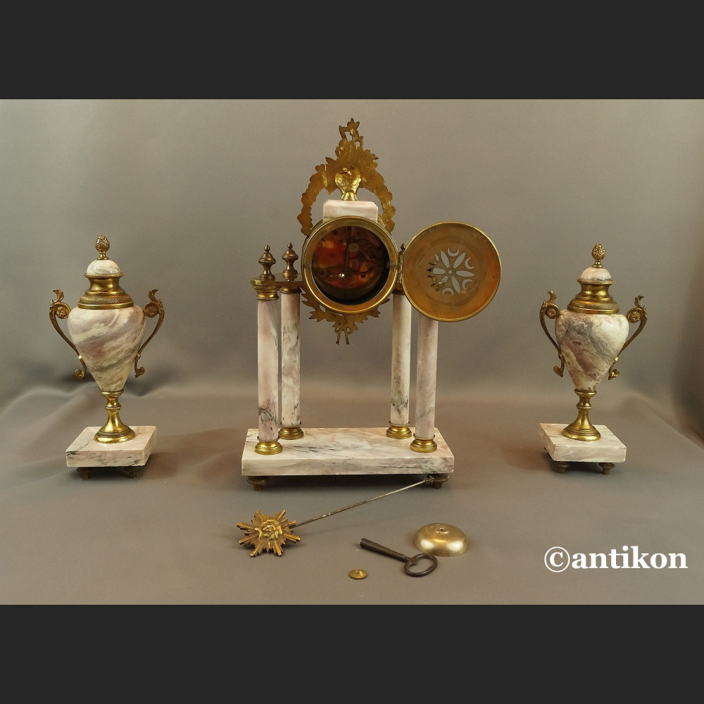 Zegar kominkowy francuski z różowego marmuru z przystawkami Zegar kominkowy francuski z różowego marmuru z przystawkami