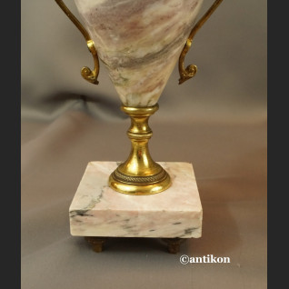 Zegar kominkowy francuski z różowego marmuru z przystawkami Zegar kominkowy francuski z różowego marmuru z przystawkami