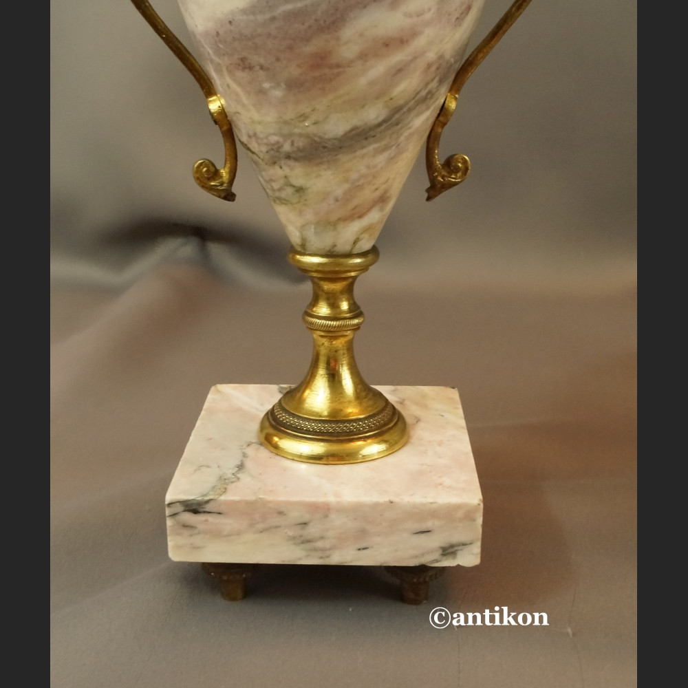 Zegar kominkowy francuski z różowego marmuru z przystawkami Zegar kominkowy francuski z różowego marmuru z przystawkami