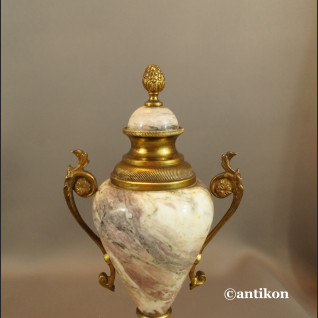 Zegar kominkowy francuski z różowego marmuru z przystawkami Zegar kominkowy francuski z różowego marmuru z przystawkami