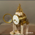Zegar kominkowy francuski z różowego marmuru z przystawkami