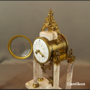 Zegar kominkowy francuski z różowego marmuru z przystawkami Zegar kominkowy francuski z różowego marmuru z przystawkami