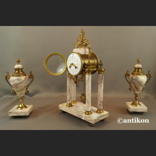 Zegar kominkowy francuski z różowego marmuru z przystawkami Zegar kominkowy francuski z różowego marmuru z przystawkami