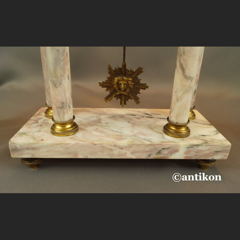 Zegar kominkowy francuski z różowego marmuru z przystawkami Zegar kominkowy francuski z różowego marmuru z przystawkami