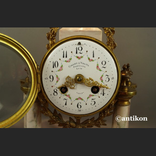 Zegar kominkowy francuski z różowego marmuru z przystawkami Zegar kominkowy francuski z różowego marmuru z przystawkami