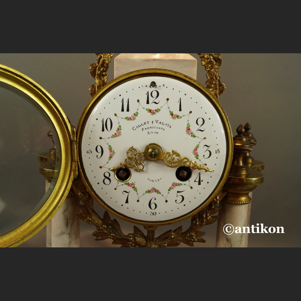 Zegar kominkowy francuski z różowego marmuru z przystawkami Zegar kominkowy francuski z różowego marmuru z przystawkami