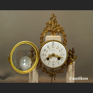 Zegar kominkowy francuski z różowego marmuru z przystawkami Zegar kominkowy francuski z różowego marmuru z przystawkami