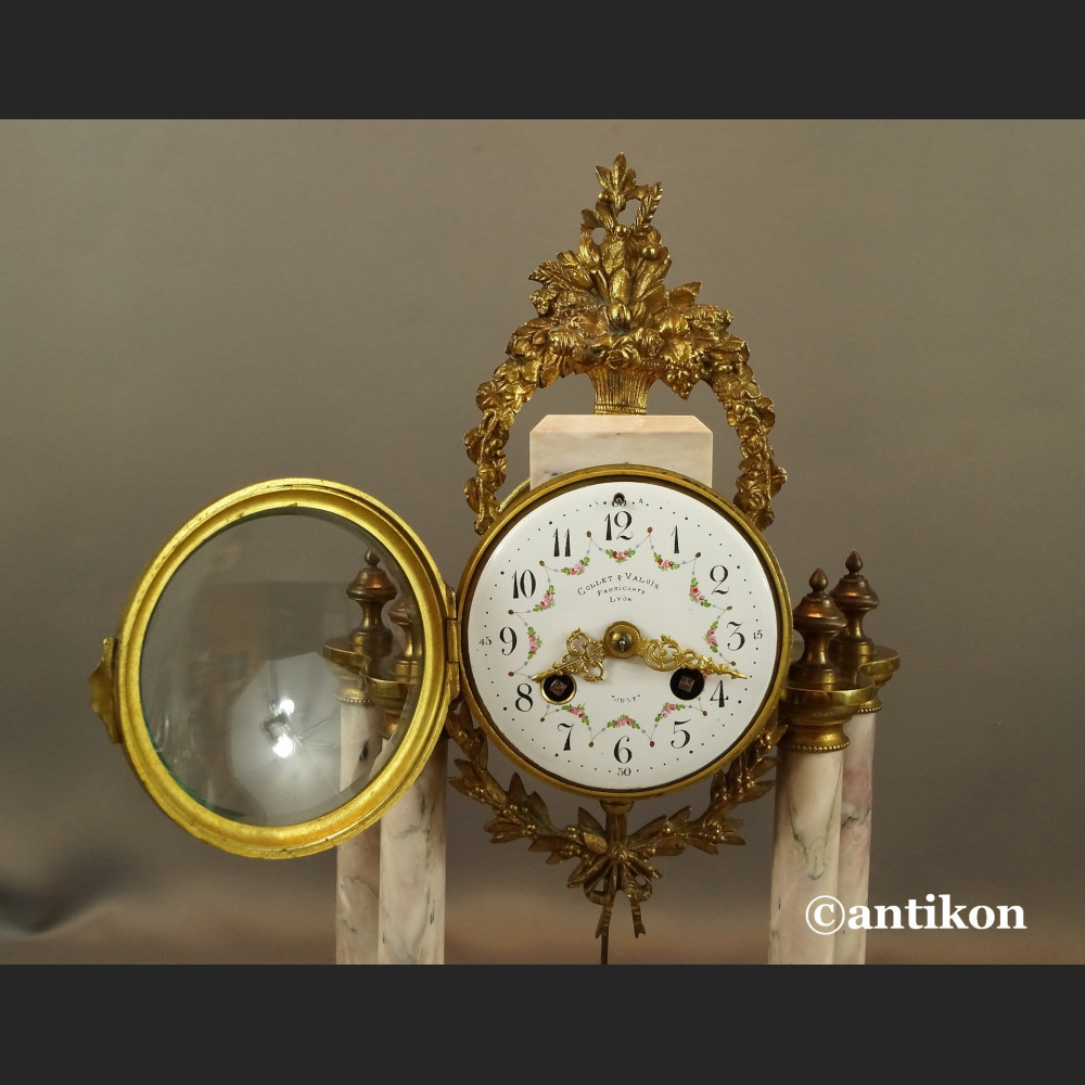 Zegar kominkowy francuski z różowego marmuru z przystawkami Zegar kominkowy francuski z różowego marmuru z przystawkami