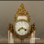 Zegar kominkowy francuski z różowego marmuru z przystawkami