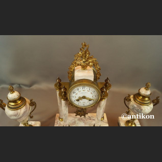 Zegar kominkowy francuski z różowego marmuru z przystawkami Zegar kominkowy francuski z różowego marmuru z przystawkami