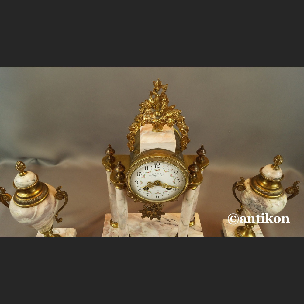 Zegar kominkowy francuski z różowego marmuru z przystawkami Zegar kominkowy francuski z różowego marmuru z przystawkami