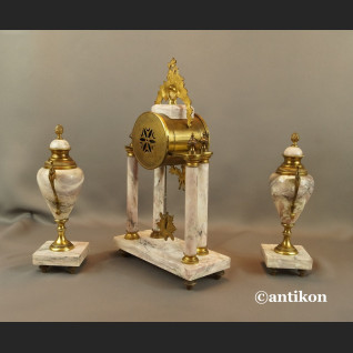 Zegar kominkowy francuski z różowego marmuru z przystawkami Zegar kominkowy francuski z różowego marmuru z przystawkami