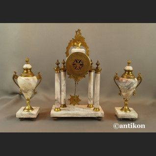 Zegar kominkowy francuski z różowego marmuru z przystawkami Zegar kominkowy francuski z różowego marmuru z przystawkami