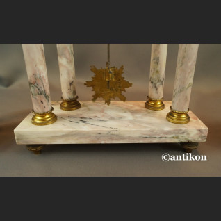 Zegar kominkowy francuski z różowego marmuru z przystawkami Zegar kominkowy francuski z różowego marmuru z przystawkami