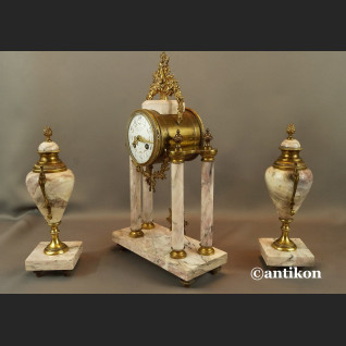 Zegar kominkowy francuski z różowego marmuru z przystawkami Zegar kominkowy francuski z różowego marmuru z przystawkami