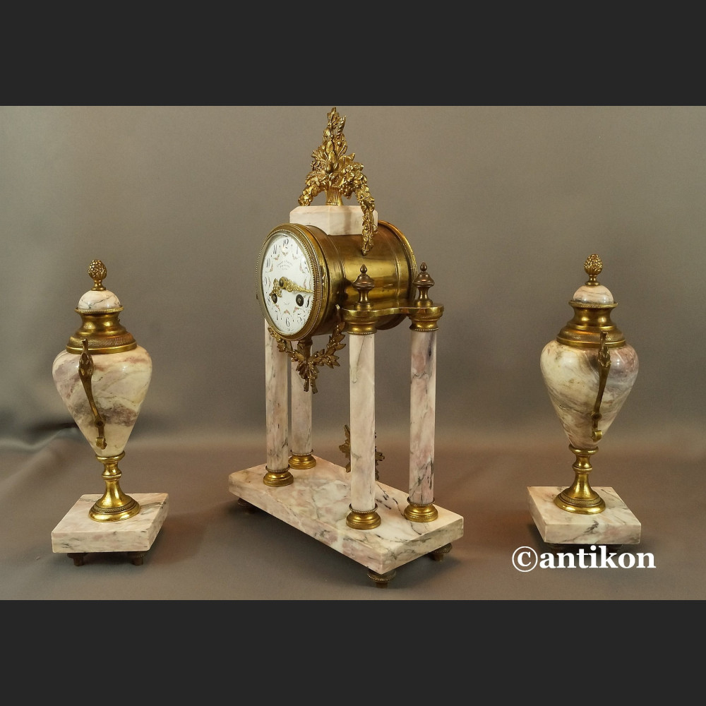 Zegar kominkowy francuski z różowego marmuru z przystawkami Zegar kominkowy francuski z różowego marmuru z przystawkami