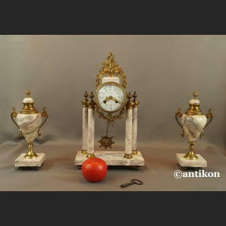 Zegar kominkowy francuski z różowego marmuru z przystawkami Zegar kominkowy francuski z różowego marmuru z przystawkami