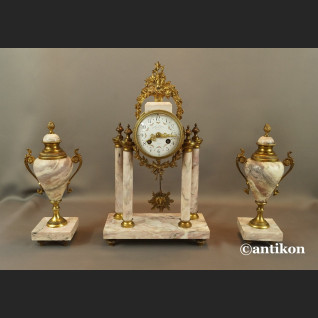 Zegar kominkowy francuski z różowego marmuru z przystawkami Zegar kominkowy francuski z różowego marmuru z przystawkami