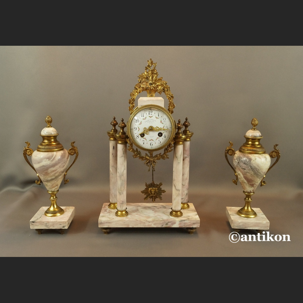 Zegar kominkowy francuski z różowego marmuru z przystawkami Zegar kominkowy francuski z różowego marmuru z przystawkami