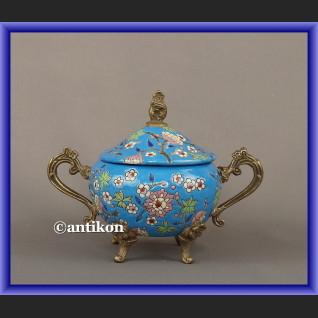 Duża fantazyjna cukierniczka z porcelany Duża fantazyjna cukierniczka z porcelany