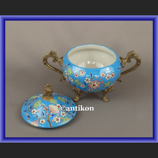 Duża fantazyjna cukierniczka z porcelany Duża fantazyjna cukierniczka z porcelany