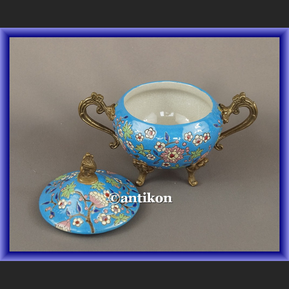 Duża fantazyjna cukierniczka z porcelany Duża fantazyjna cukierniczka z porcelany