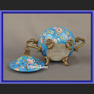 Duża fantazyjna cukierniczka z porcelany Duża fantazyjna cukierniczka z porcelany