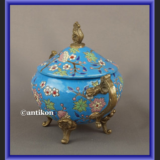 Duża fantazyjna cukierniczka z porcelany Duża fantazyjna cukierniczka z porcelany