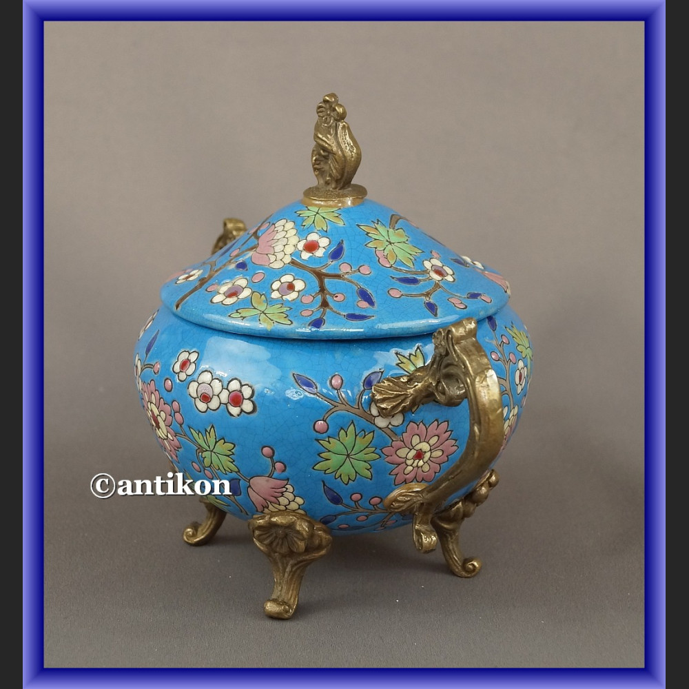 Duża fantazyjna cukierniczka z porcelany Duża fantazyjna cukierniczka z porcelany