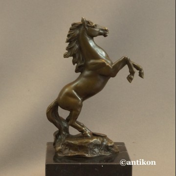 Rzeźba konia z brązu wierzgający koń