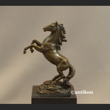Rzeźba konia z brązu wierzgający koń