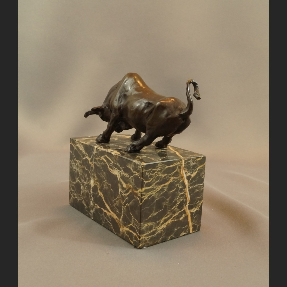 Byk giełdowy rzeźba z brązu hossa 