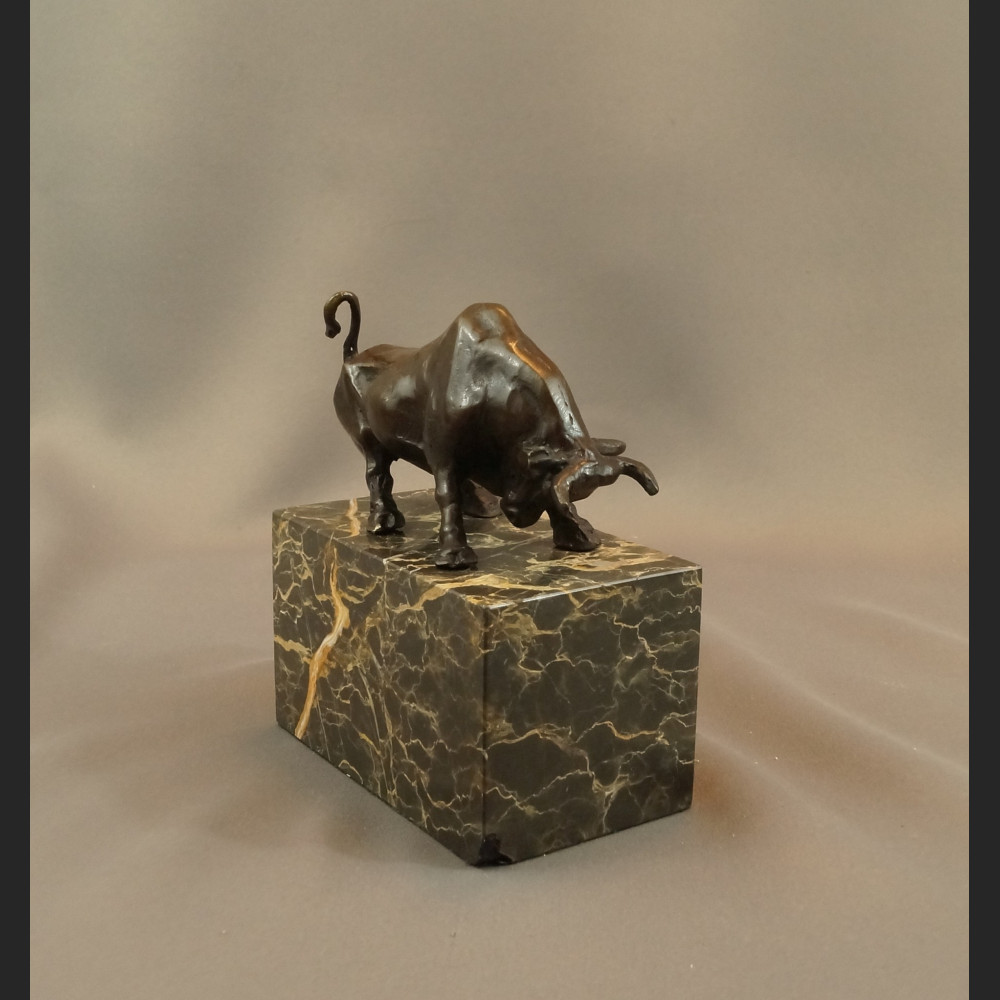 Byk giełdowy rzeźba z brązu hossa 