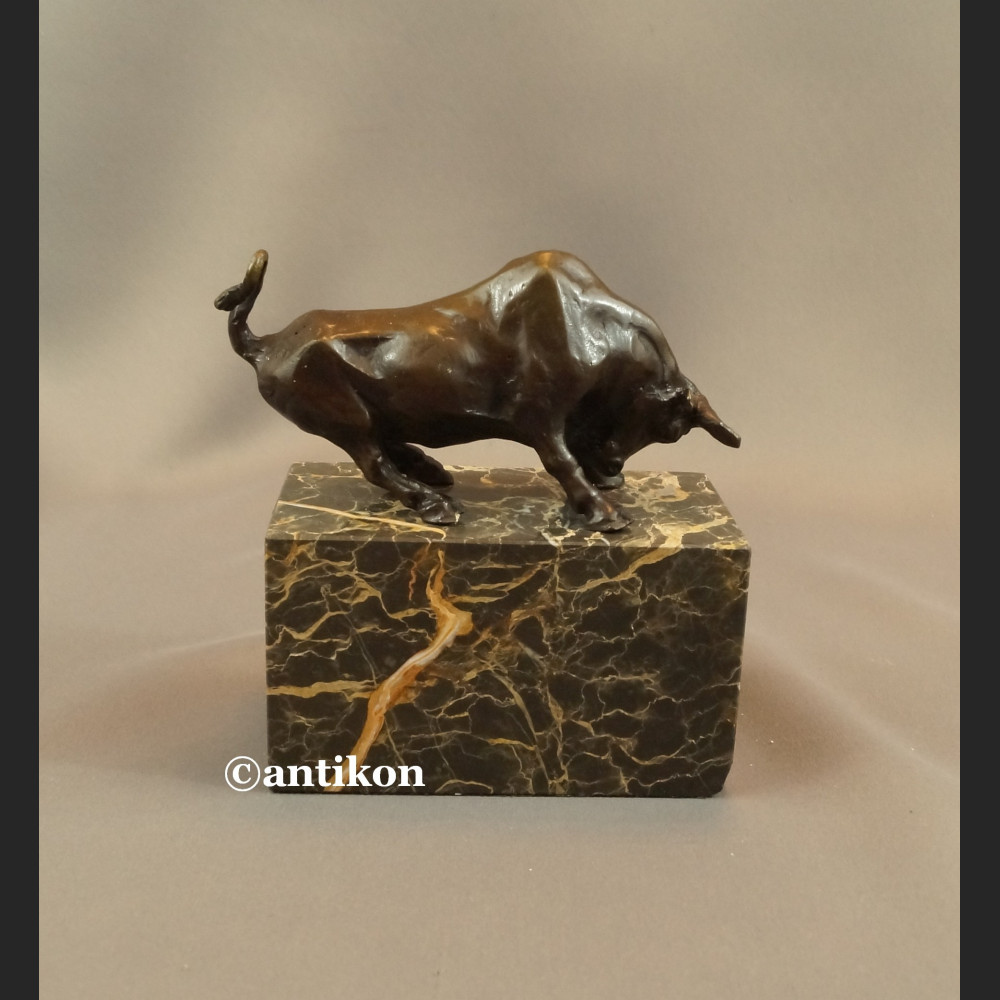 Byk giełdowy rzeźba z brązu hossa 