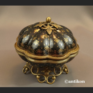 Bomboniera czarna ze złotym wzorem