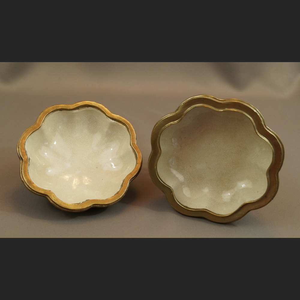 Bomboniera czarna ze złotym wzorem