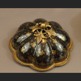 Bomboniera czarna ze złotym wzorem
