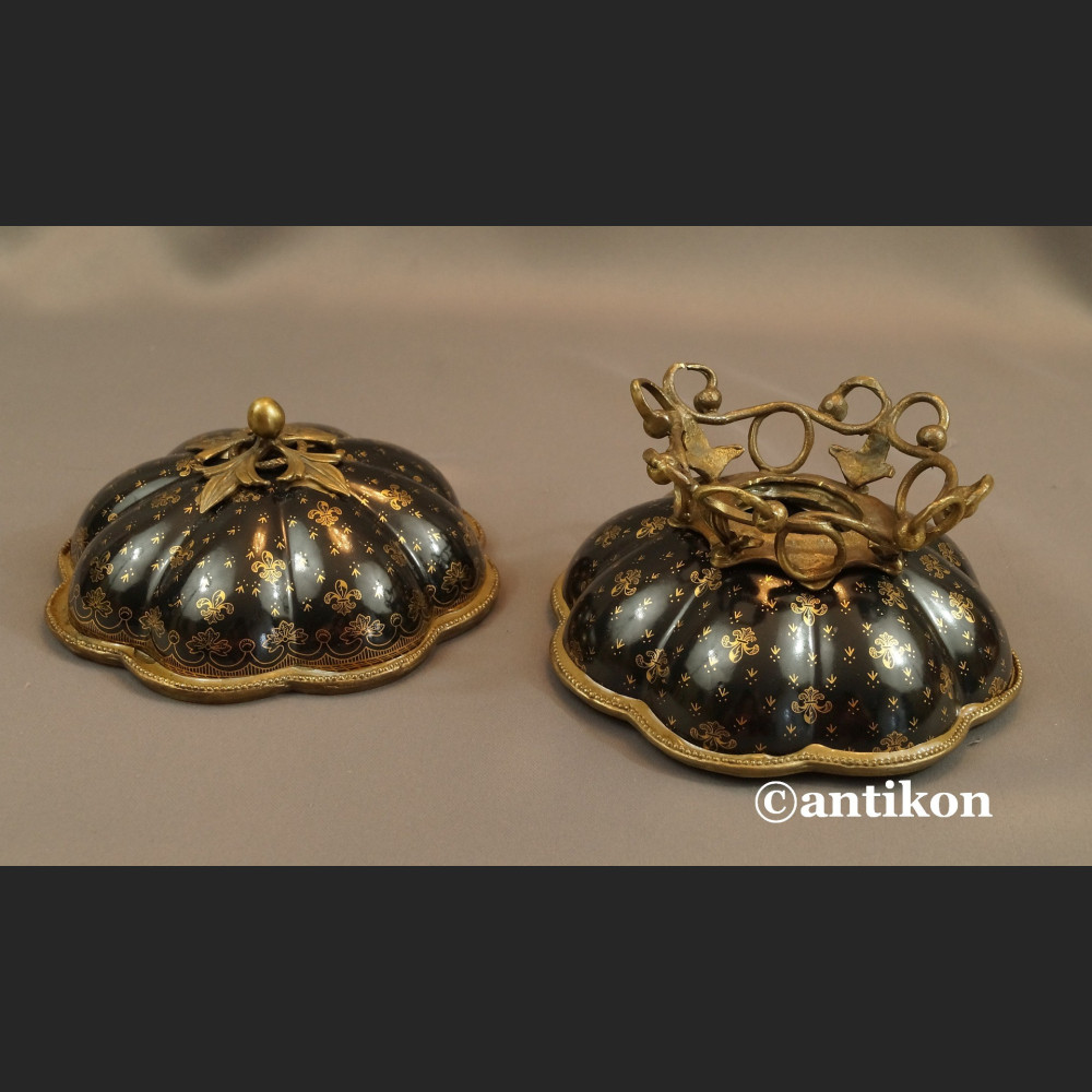 Bomboniera czarna ze złotym wzorem