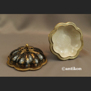 Bomboniera czarna ze złotym wzorem