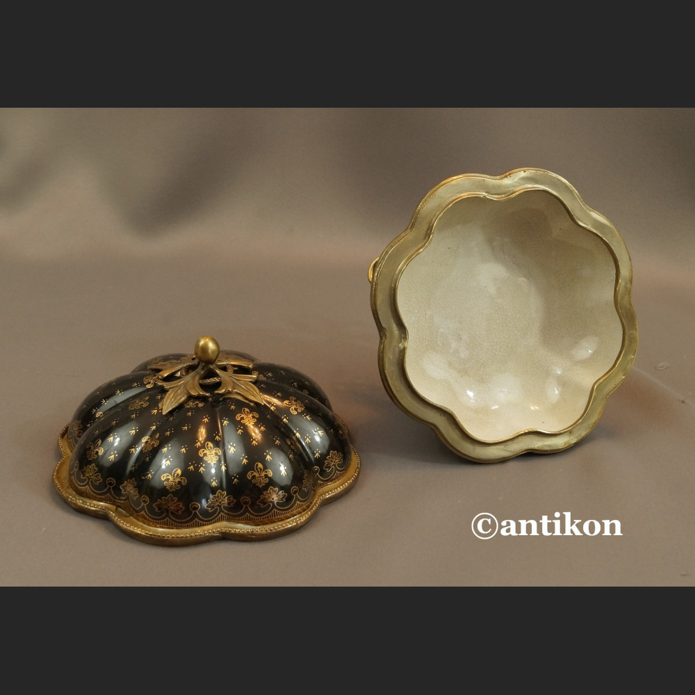 Bomboniera czarna ze złotym wzorem