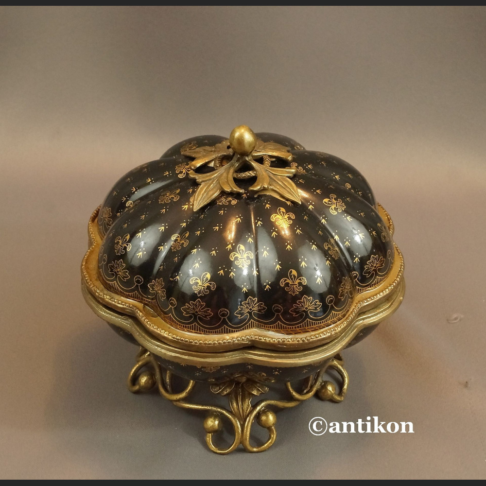 Bomboniera czarna ze złotym wzorem