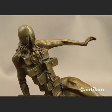 Szafa antropomorficzna Salvador Dali  rzeźba z brązu
