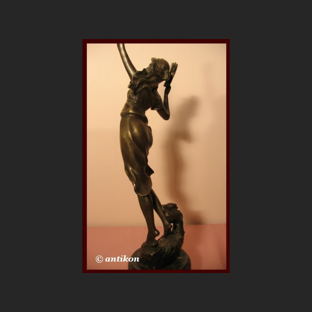 Rzeźba tancerka z tamburynem prawdziwy brąz Rzeźba tancerka z tamburynem prawdziwy brąz