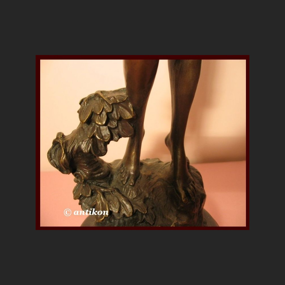 Rzeźba tancerka z tamburynem prawdziwy brąz Rzeźba tancerka z tamburynem prawdziwy brąz