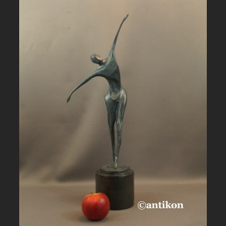 Rzeźba modernistyczna z brązu Tancerz mężczyzna Rzeźba modernistyczna z brązu Tancerz mężczyzna
