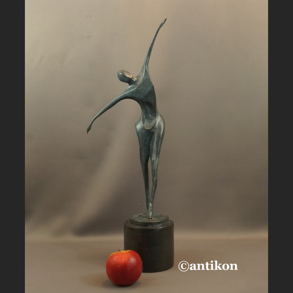 Rzeźba modernistyczna z brązu Tancerz mężczyzna Rzeźba modernistyczna z brązu Tancerz mężczyzna