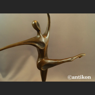 Rzeźba nowoczesna modernistyczna Modelka  Rzeźba nowoczesna modernistyczna Modelka